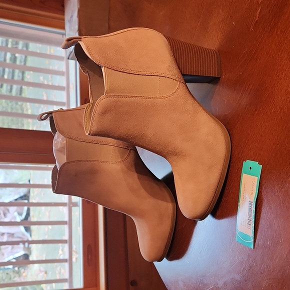 NEW Michael Kors Evaline Suede Heeled Ankle Boots, Size 9.5, Camel & Brown - Picture 1 of 11